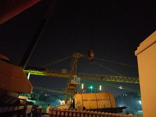 100吨吊大型挖掘机出基坑